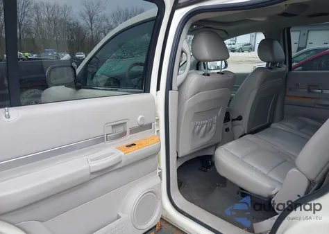 2008 Chrysler Aspen Limited z USA, uszkodzony, nr VIN 1A8HW58228F113941